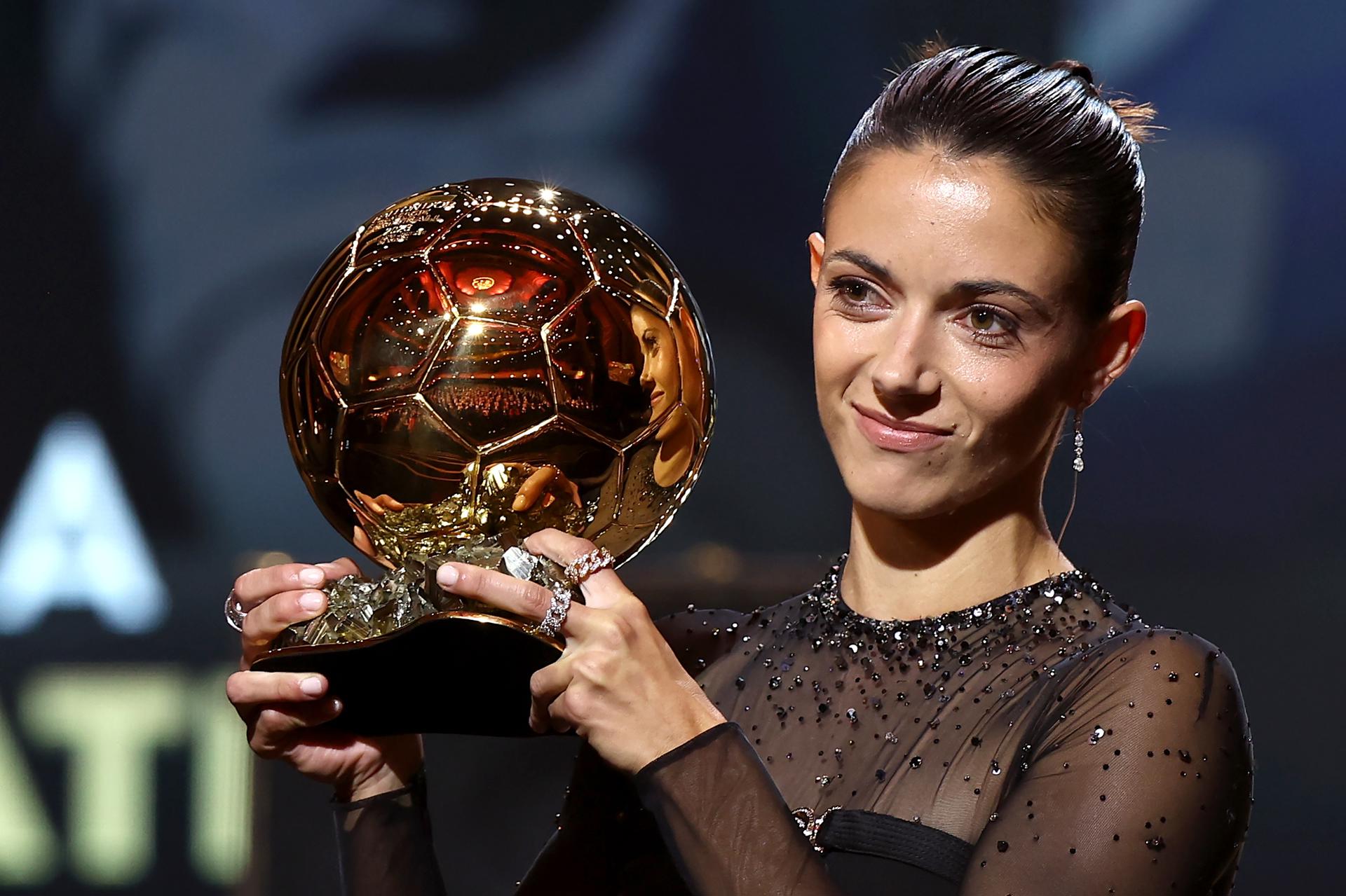 Aitana Bonmati muestra su Balón de Oro femenino.