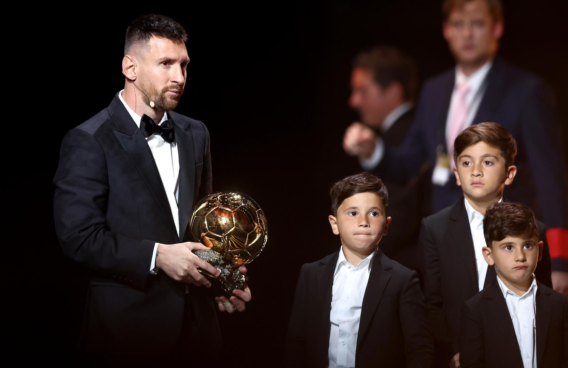 El argentino Lionel Messi junto a sus tres hijos después de ganar el Balón de Oro 2023.