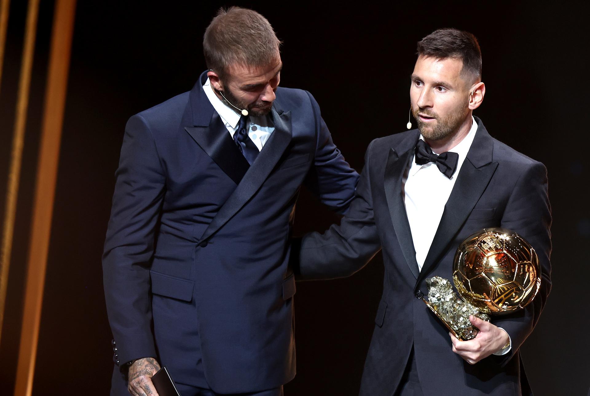 David Beckham le entrega el Balón de Oro a Lionel Messi.