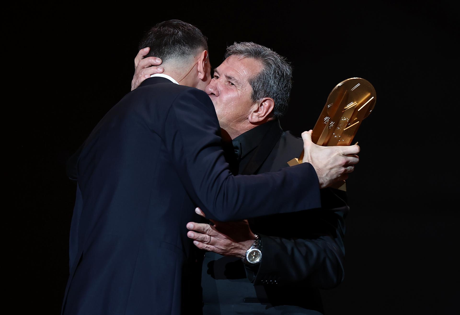 El internacional argentino Emiliano Martínez junto con su padre Alberto Martínez.