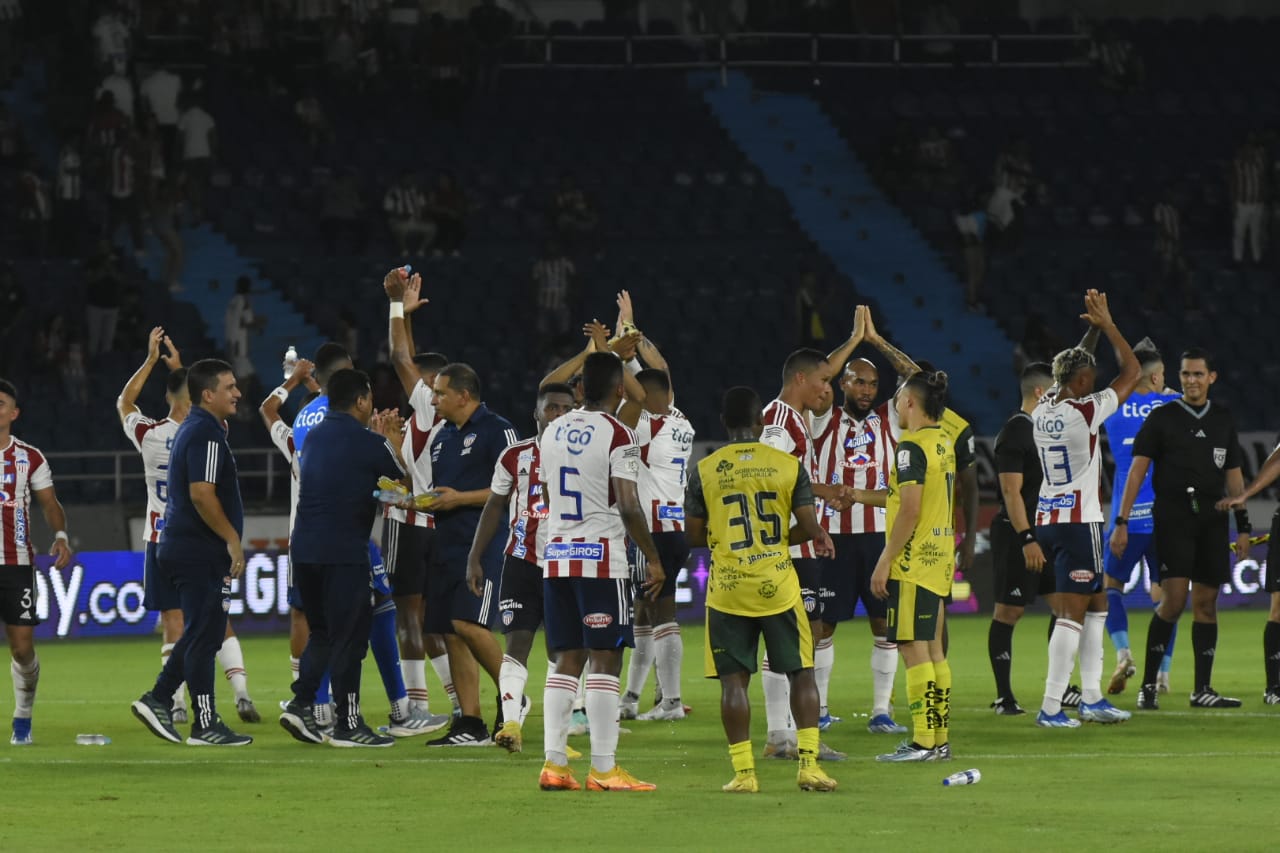 Los jugadores del Junior recibiendo el reconocimiento del público. 