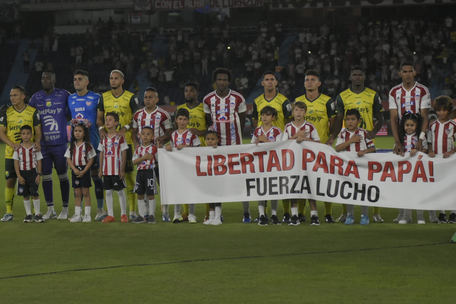 Otra pancarta exigiendo la libertad para el padre de Luis Díaz.