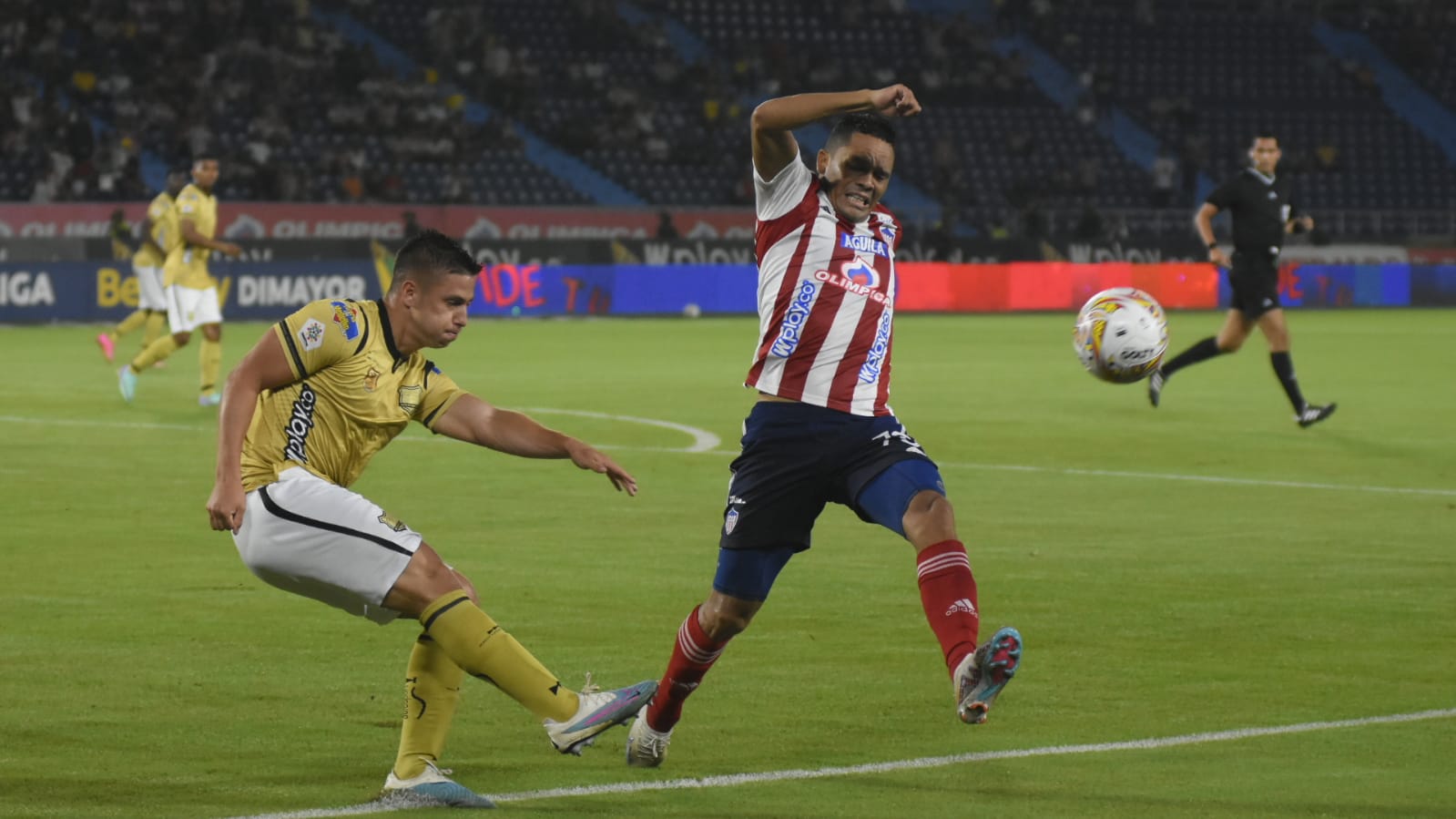 Carlos Bacca disputando un balón.