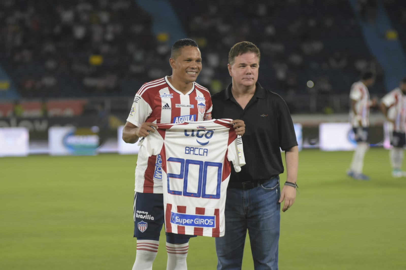 Roberto Char, directivo del Junior, le entregó a Carlos Bacca una camiseta conmemorativa por sus 200 partidos con el equipo tiburón. 