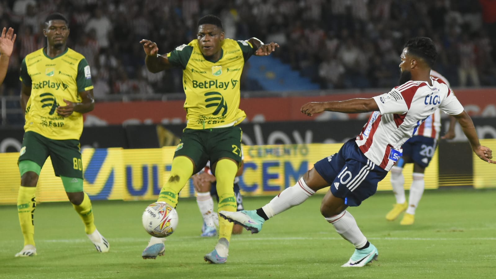 Acción del primer gol del Junior marcado por Luis 'Cariaco' González.