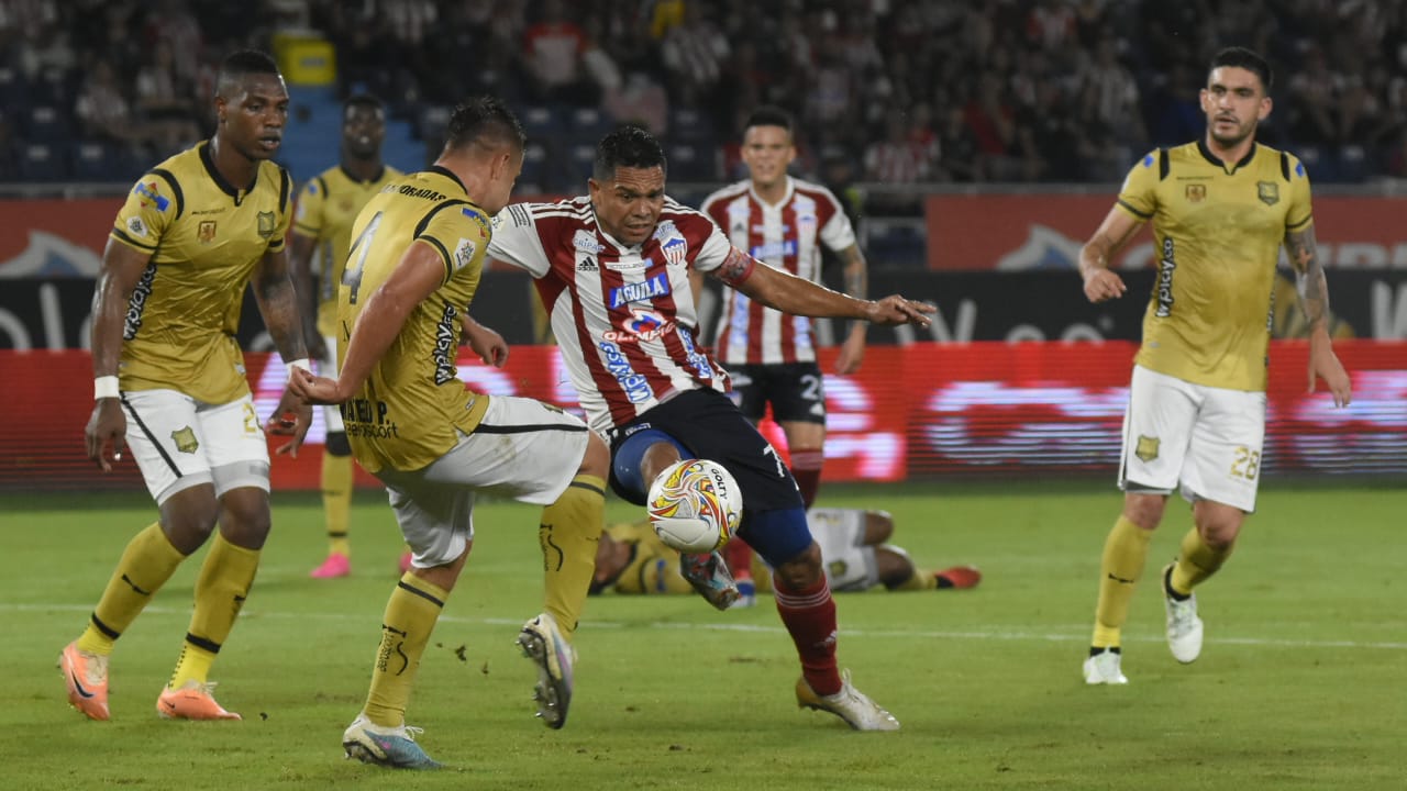 Carlos Bacca en una acción de ataque.