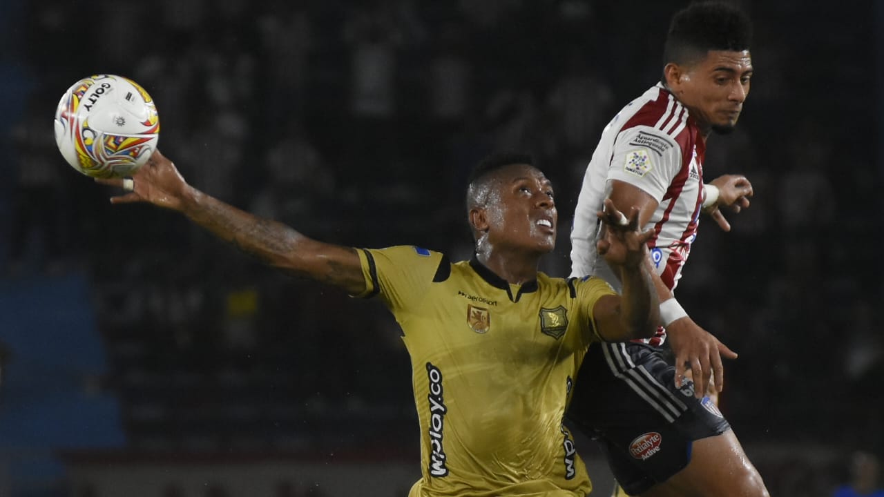 Edwin Herrera disputando un balón.