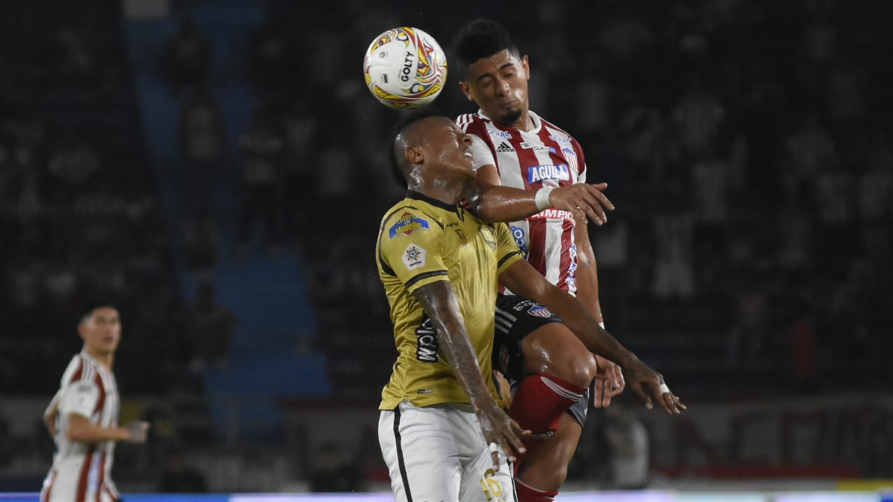 Edwin Herrera disputando un balón.