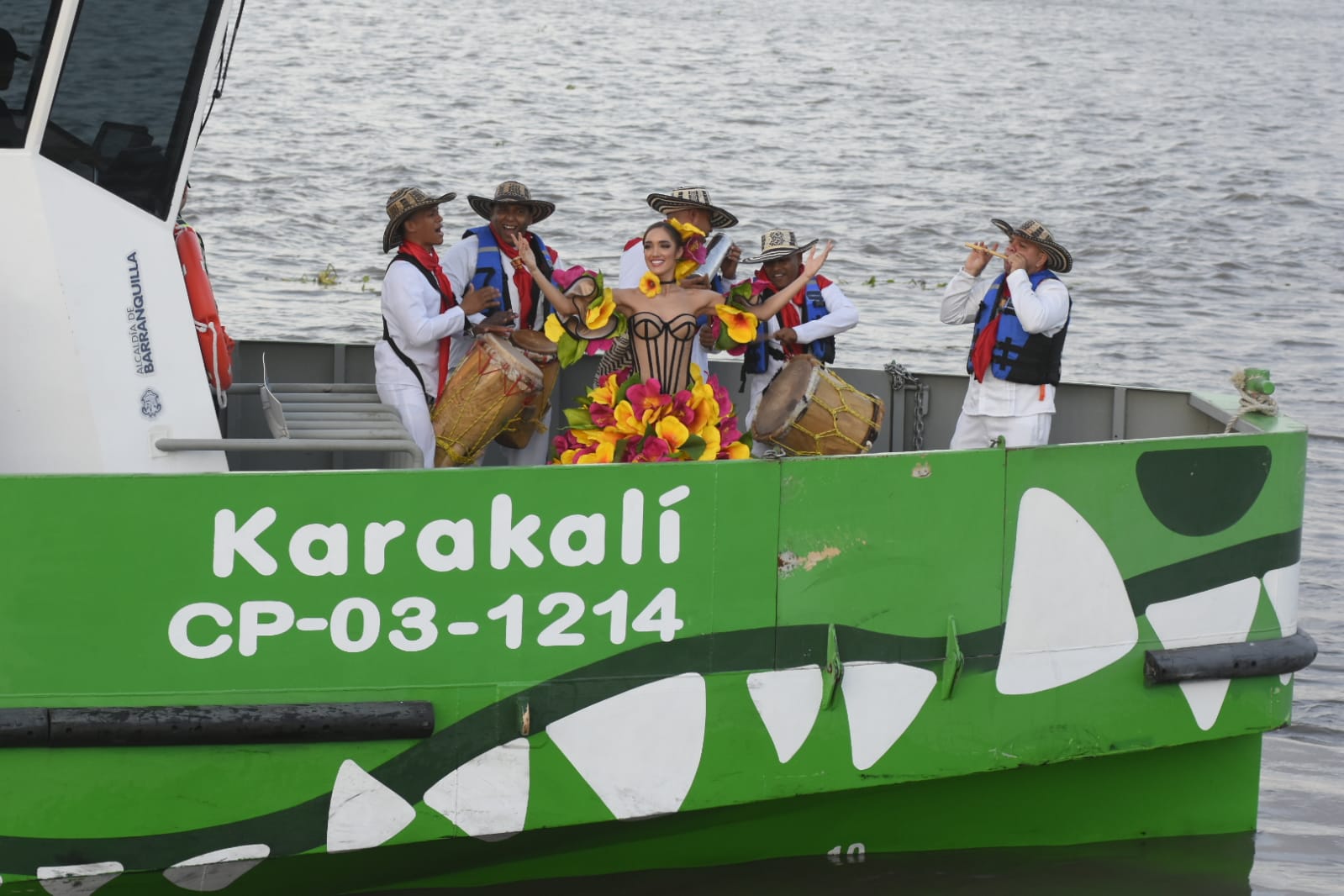 Melissa Cure, Reina del Carnaval de Barranquilla 2024 en el RioBus 'Karakalí'.