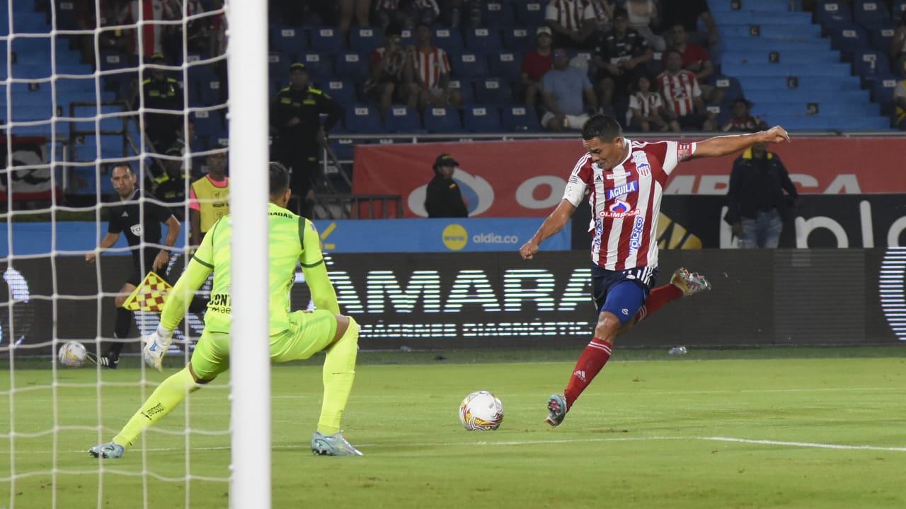 Carlos Bacca definiendo ante el portero rival.