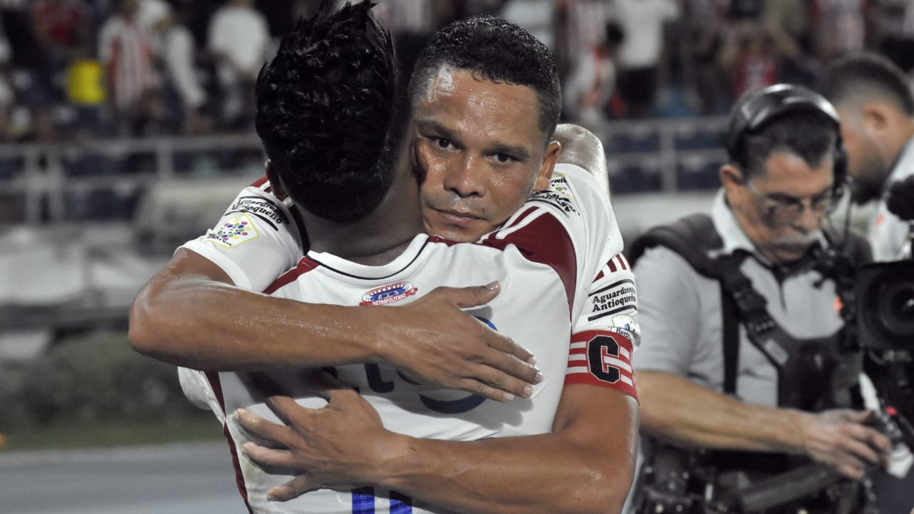 Carlos Bacca celebrando con 'Cariaco' González.