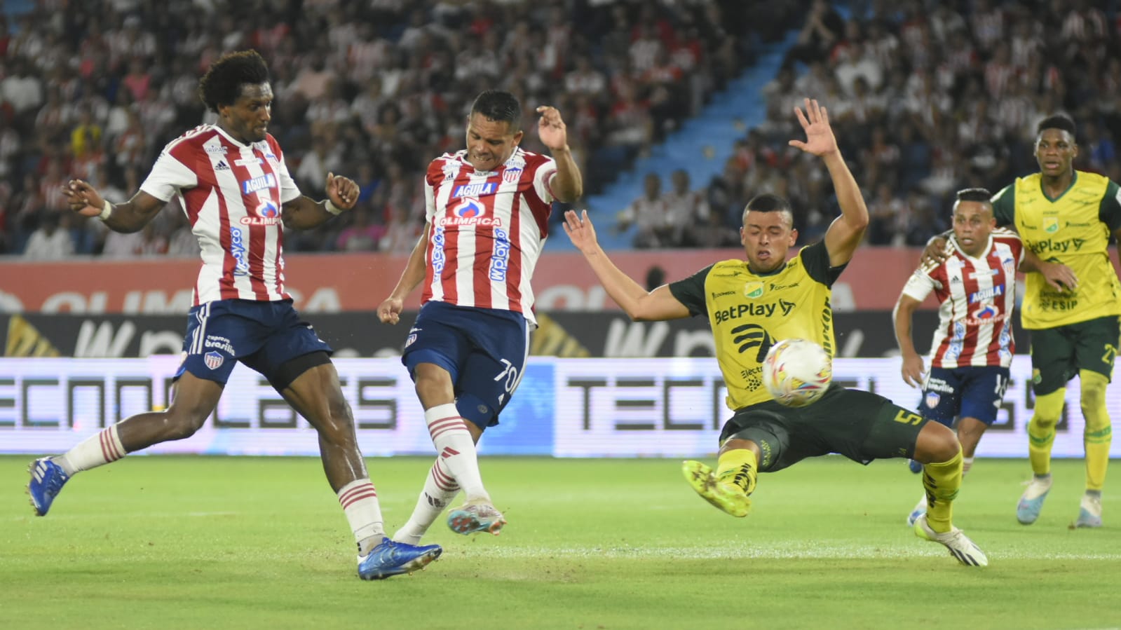 Didier Moreno en la jugada donde marcó el segundo gol del Junior.