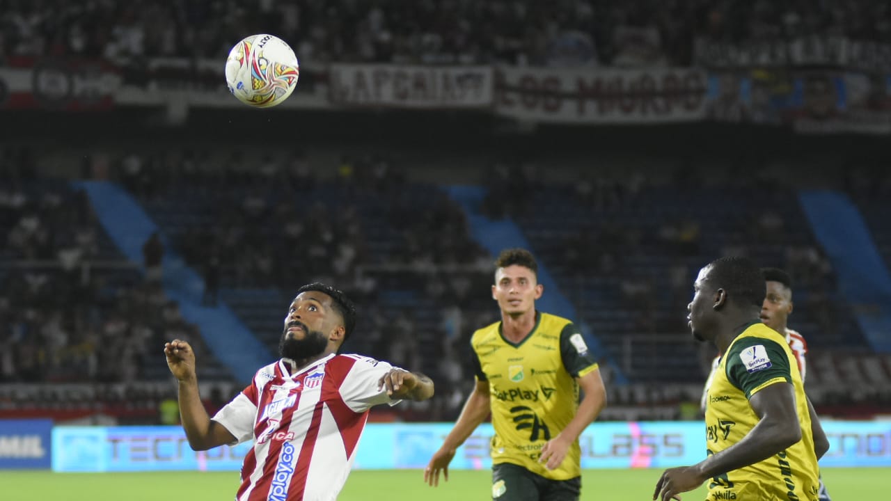 'Cariaco' González se alista para controlar el balón ante marca de dos contrarios.