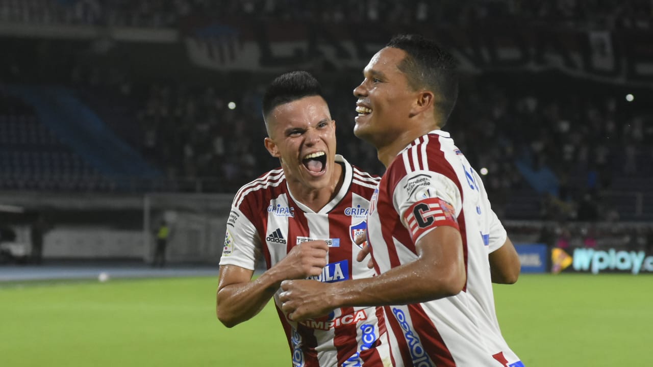 Walmer Pacheco y Carlos Bacca, tras anotar su gol.