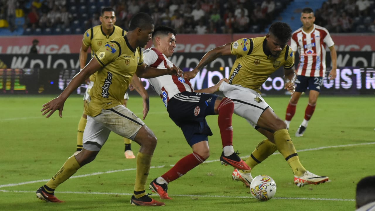 Emmanuel Olivera disputando un balón.