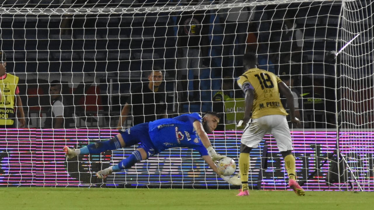 Santiago Mele atajó un penalti en el final del partido.