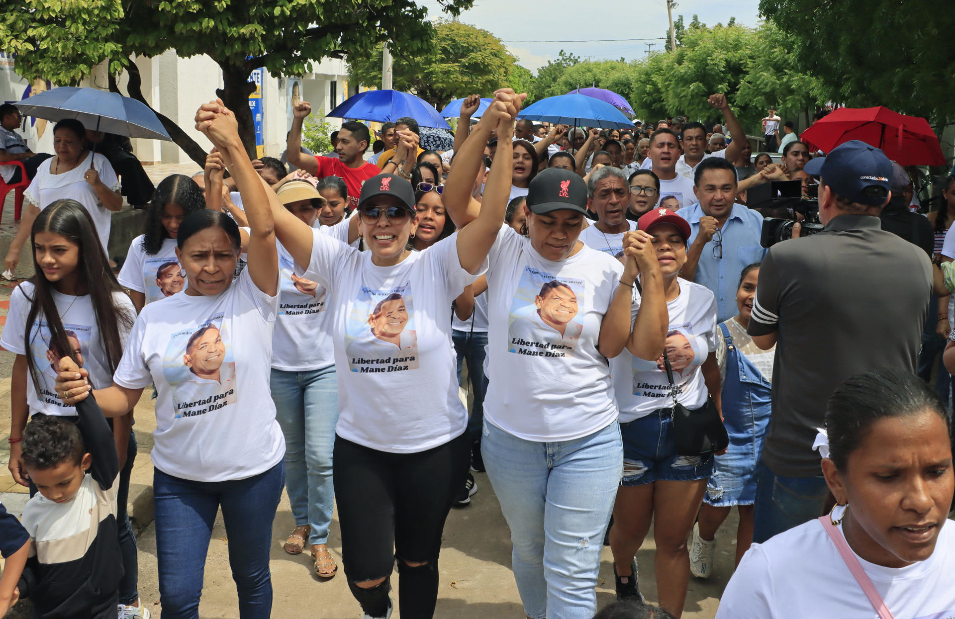 Personas levantando la mano de Cilenis Marulanda en el municipio de Barrancas.