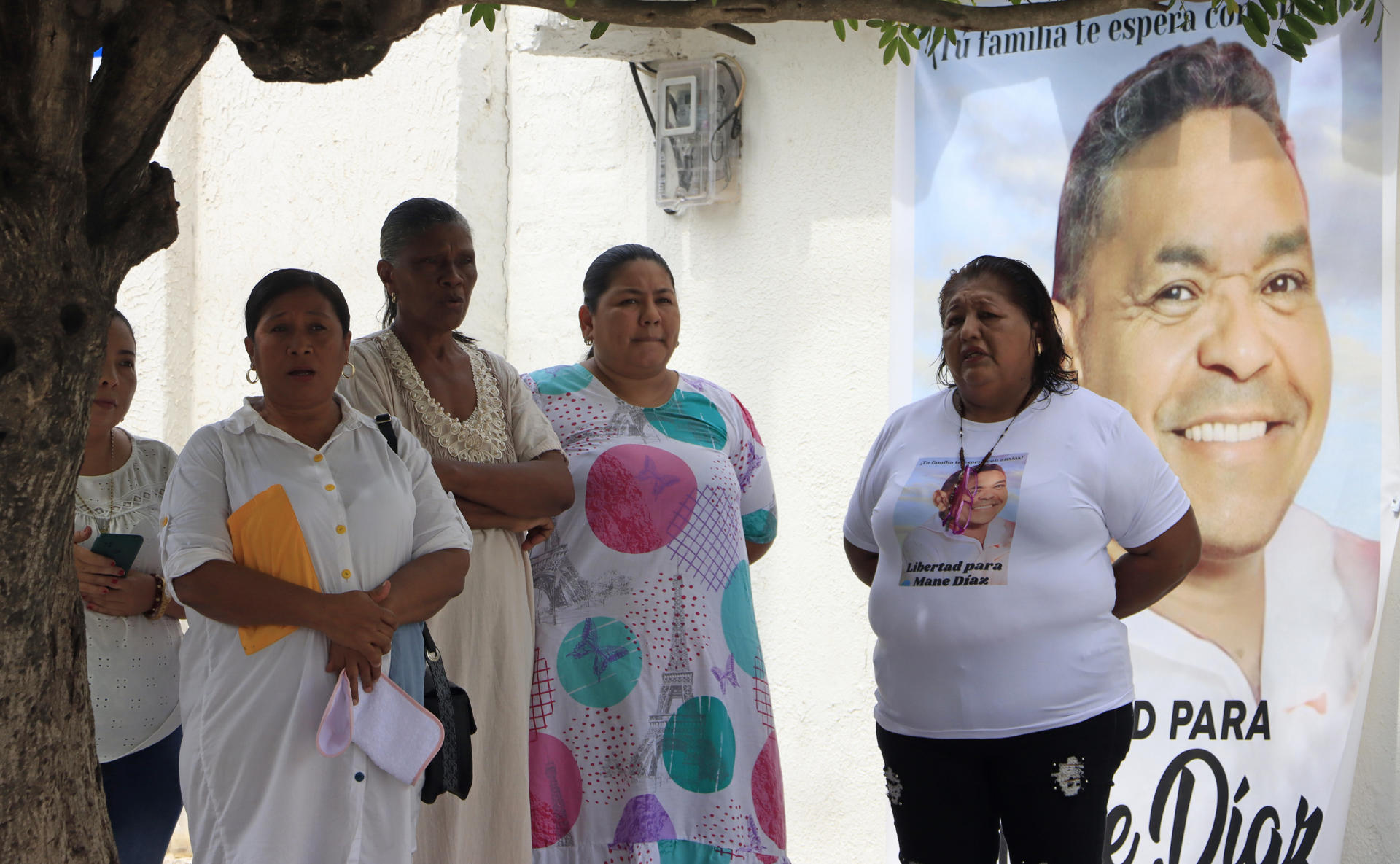 Vecinas del sector se acercaron hacia el plantón que pide la liberación de Luis Manuel Díaz, padre de Luis Díaz.