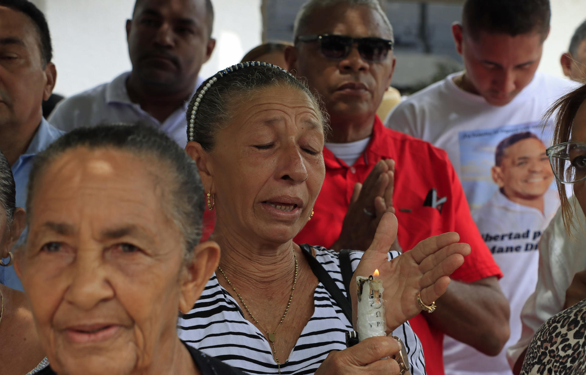 Una mujer reza por la liberación de Luis Manuel Díaz, padre de Luis Díaz.