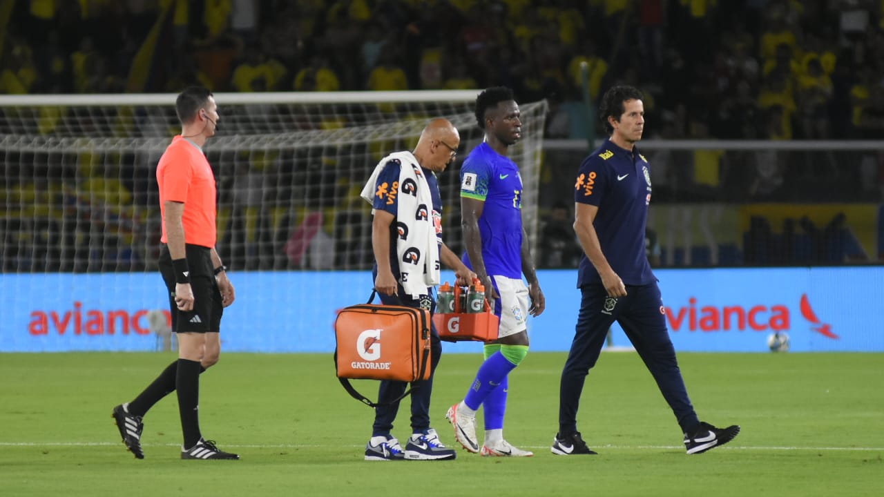 Vinicius se retiró lesionado del partido.