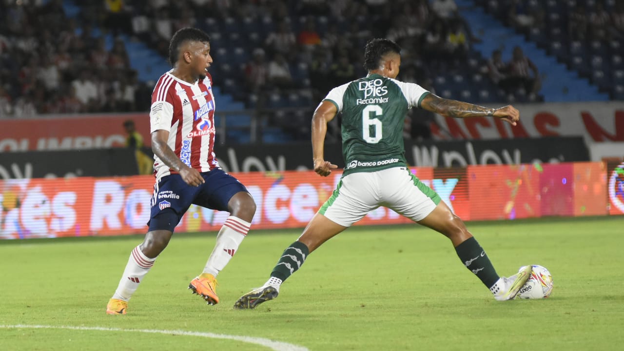 Jhon Vélez reapareció en la titular de Junior.