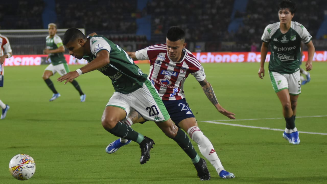 Walmer Pacheco disputando el balón.