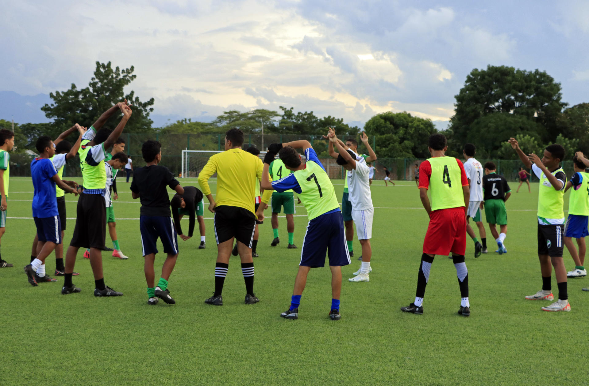 Niños y jóvenes entrenan fútbol en la Fundación Sembrando Esperanza