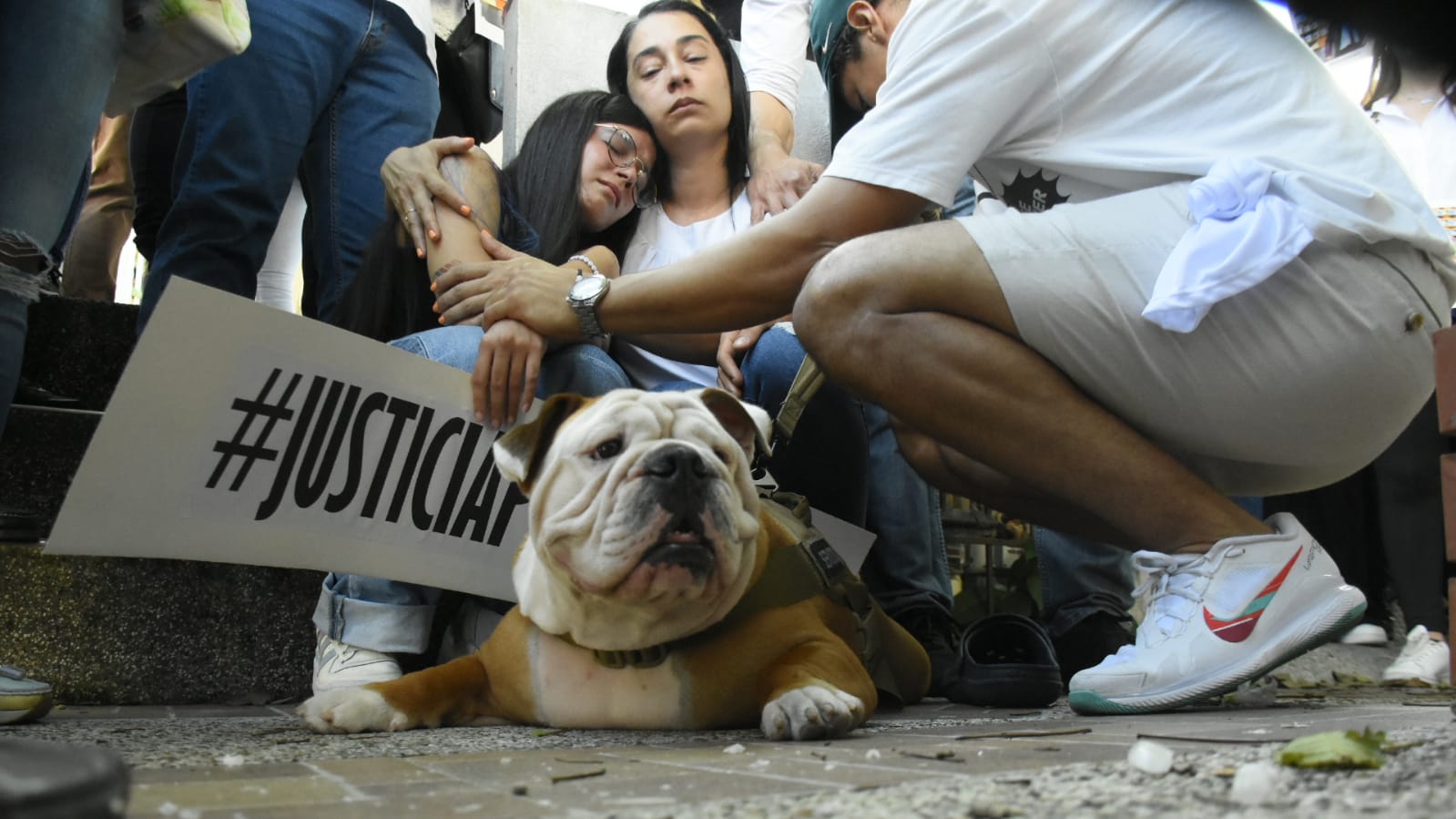 Familiares de Jack Ramírez, junto a su mascota 'Orión'.