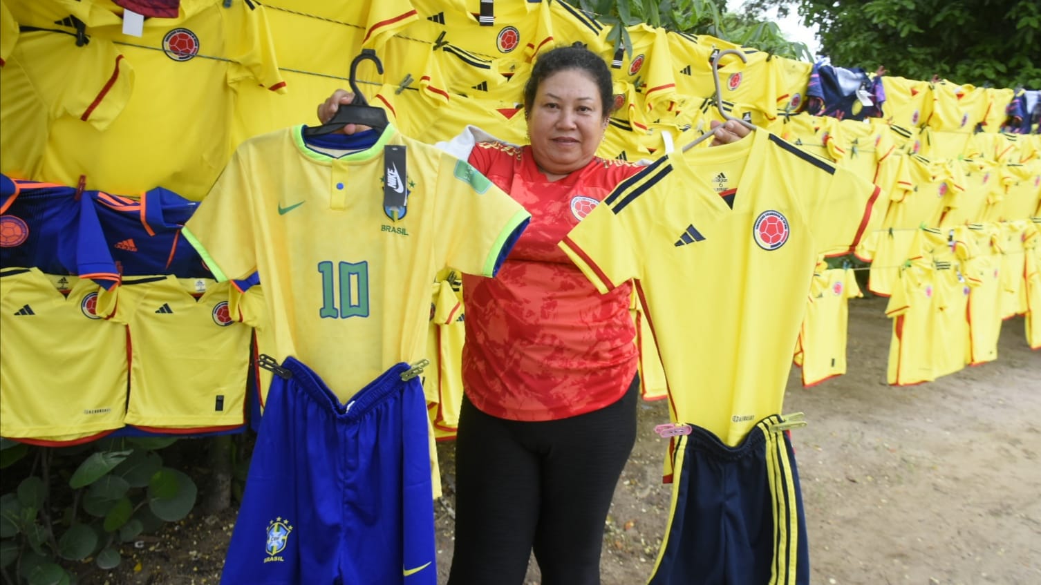 La camiseta de Brasil también se vende a las afueras del estadio Metropolitano.