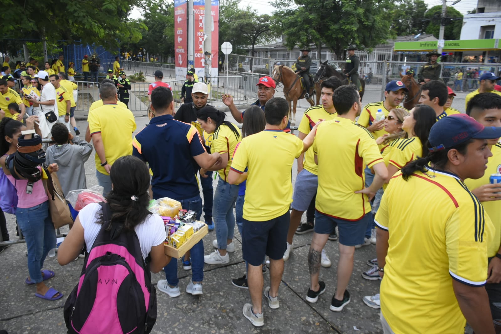 Familias enteras se han acercado al estadio Metropolitano.