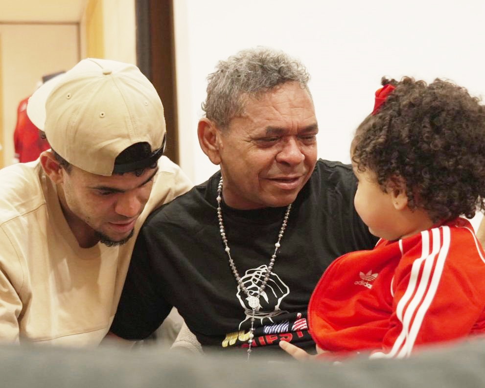 'Mane Díaz', padre de Luis Díaz, hablando con su nieta Roma Díaz.