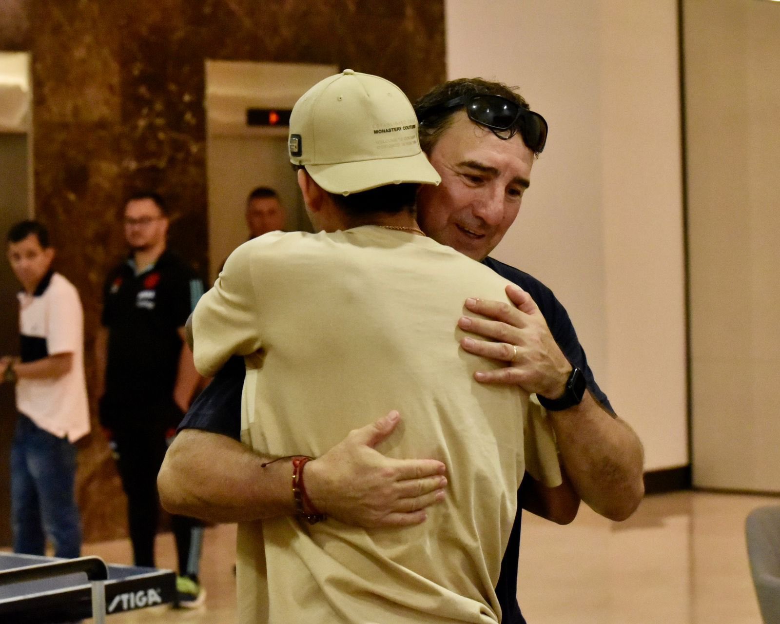 Luis Díaz abrazando a su entrenador de selección, Néstor Lorenzo.