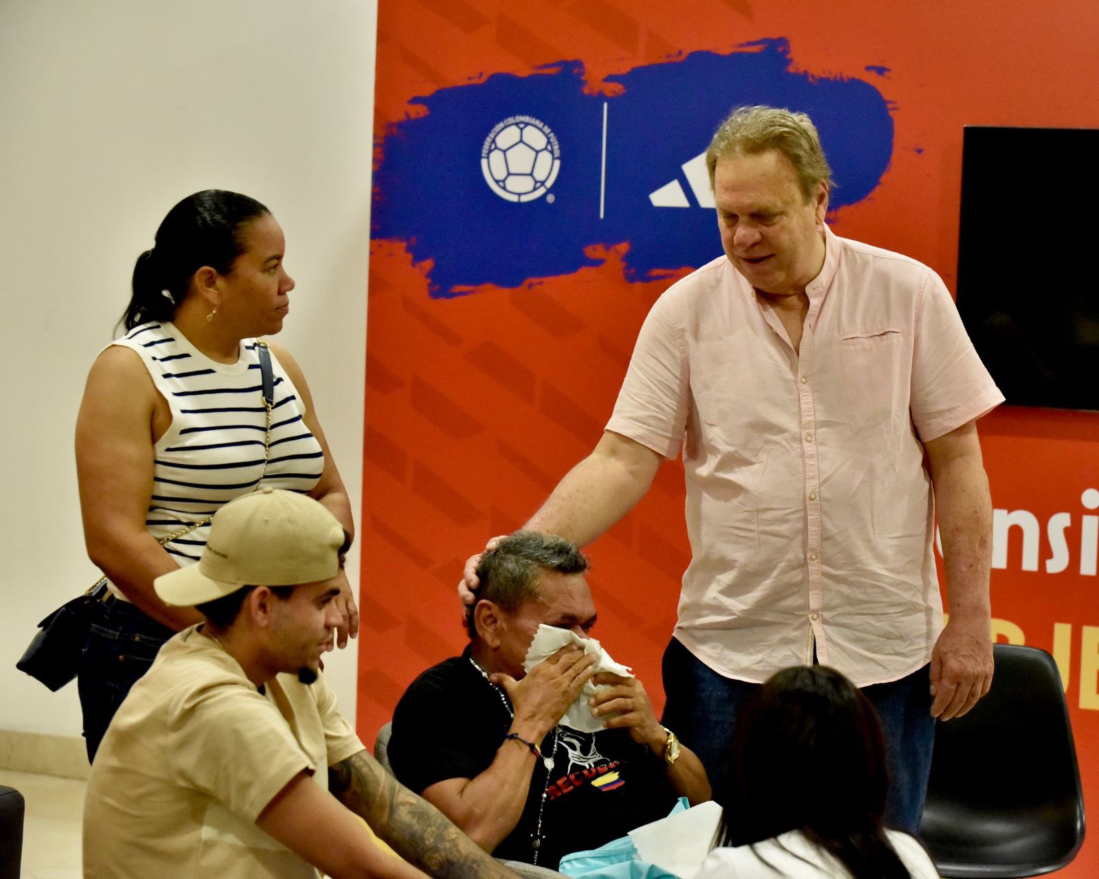 El presidente de la Federación, Ramón Jesurún, hablando con la familia Díaz.