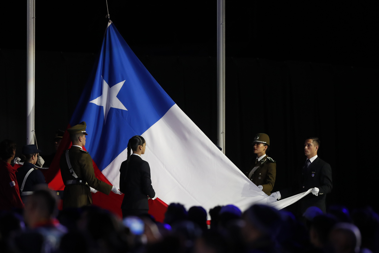 La bandera chilena se apresta a ser izada para la ceremonia de clausura.
