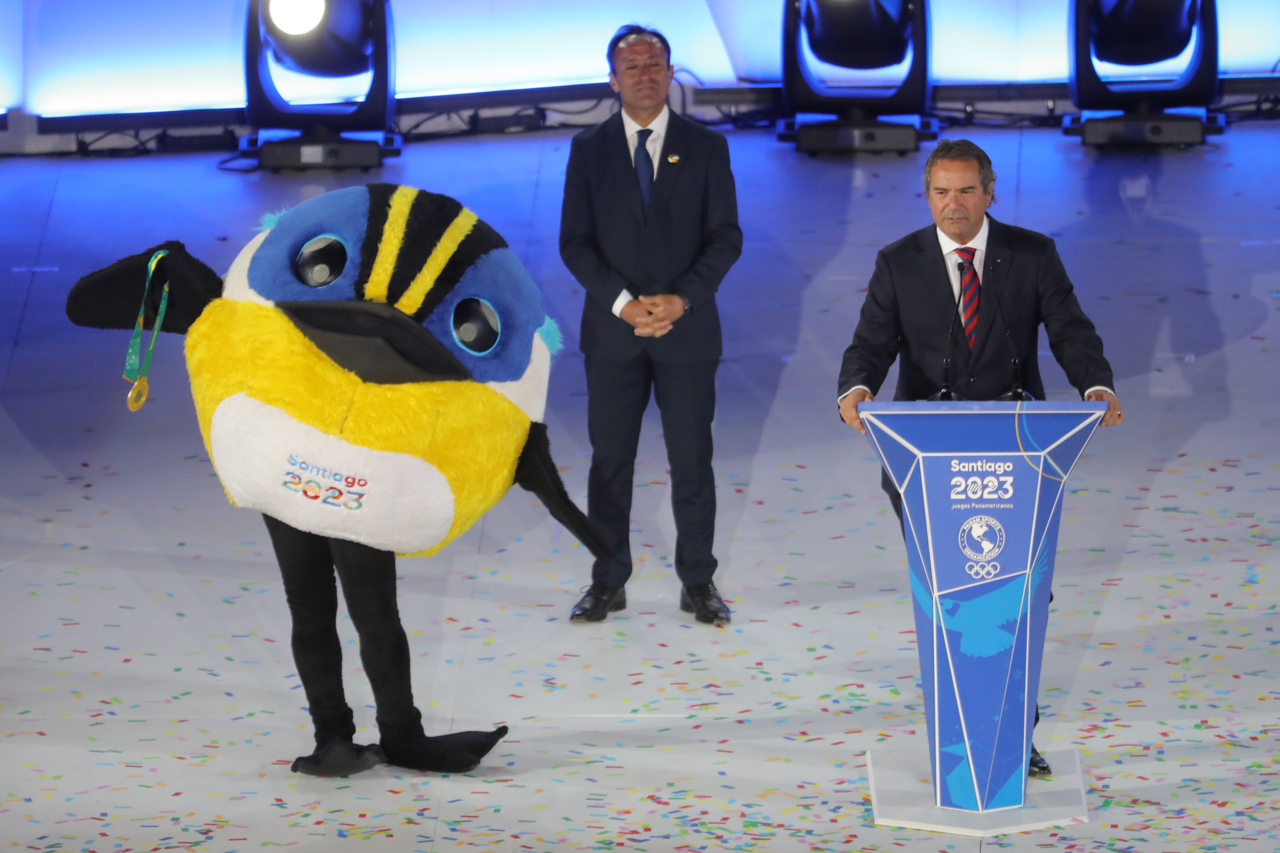 El pájaro Fiu, mascota de los Juegos, recibió la última medalla de parte de Neven Ilic.