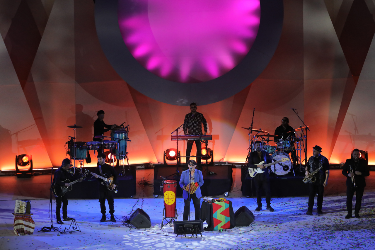 El músico chileno Joe Vasconcellos duante su presentación. 