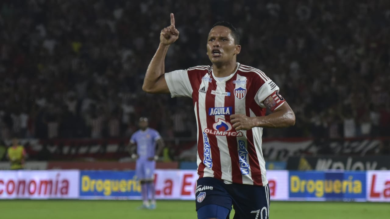 Carlos Bacca anotó dos de los cuatro goles juniorista. 