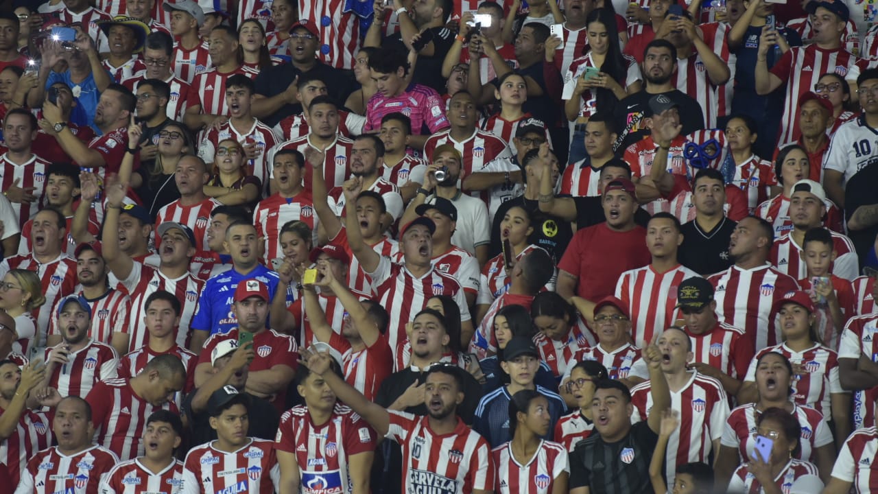 La afición alentando al equipo. 