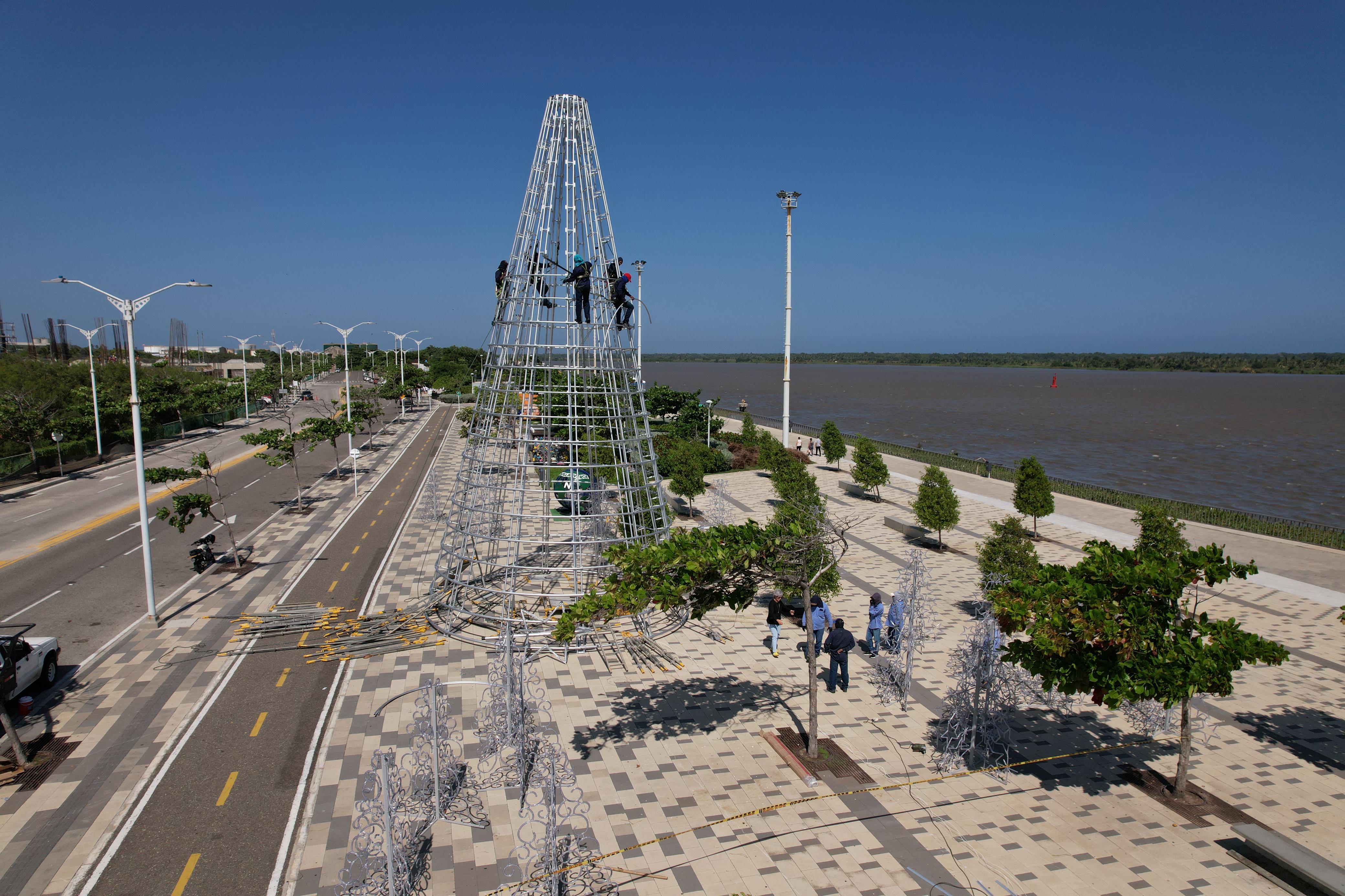 Avanza el alumbrado navideño en el Gran Malecón.