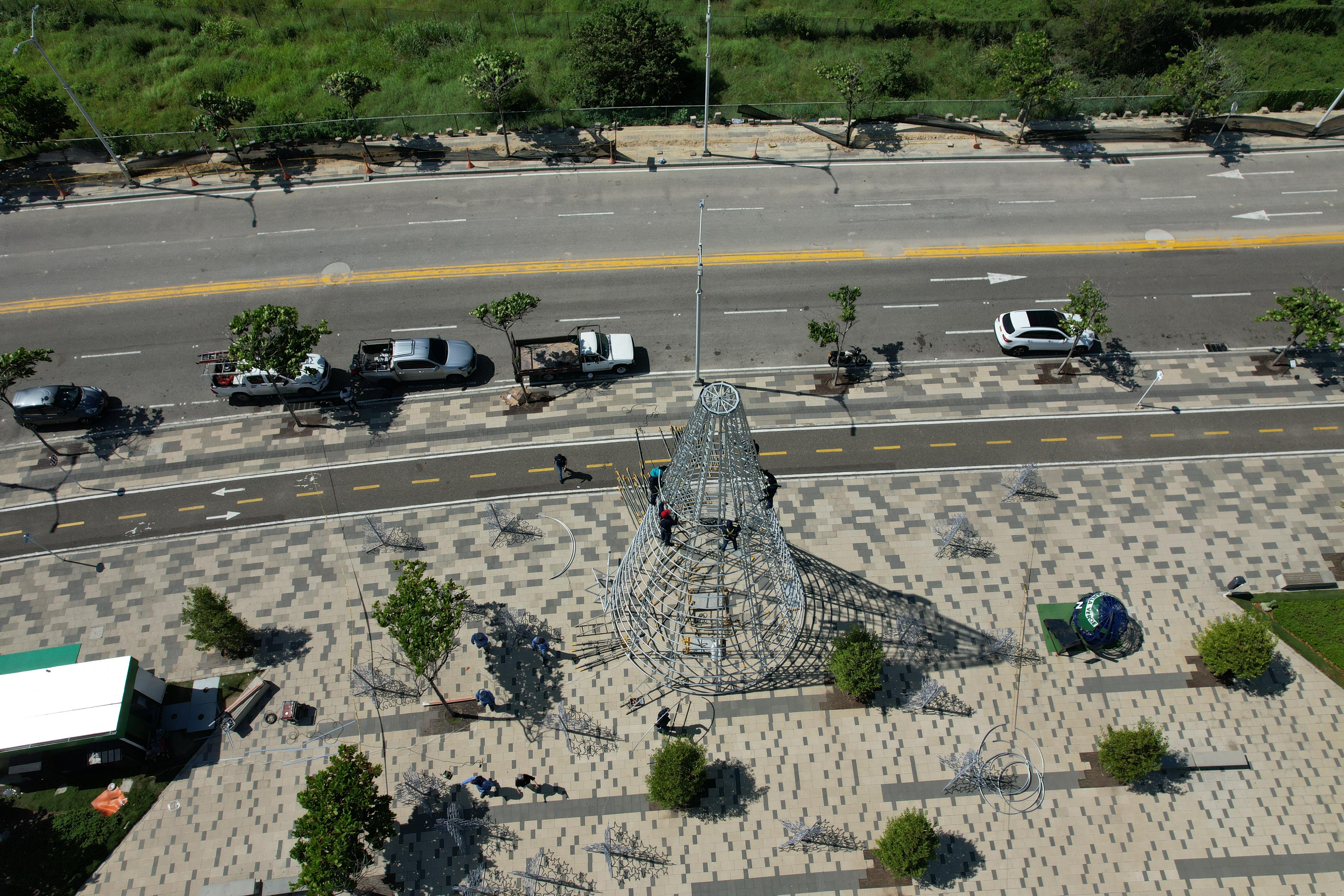 Avanza el alumbrado navideño en el Gran Malecón.