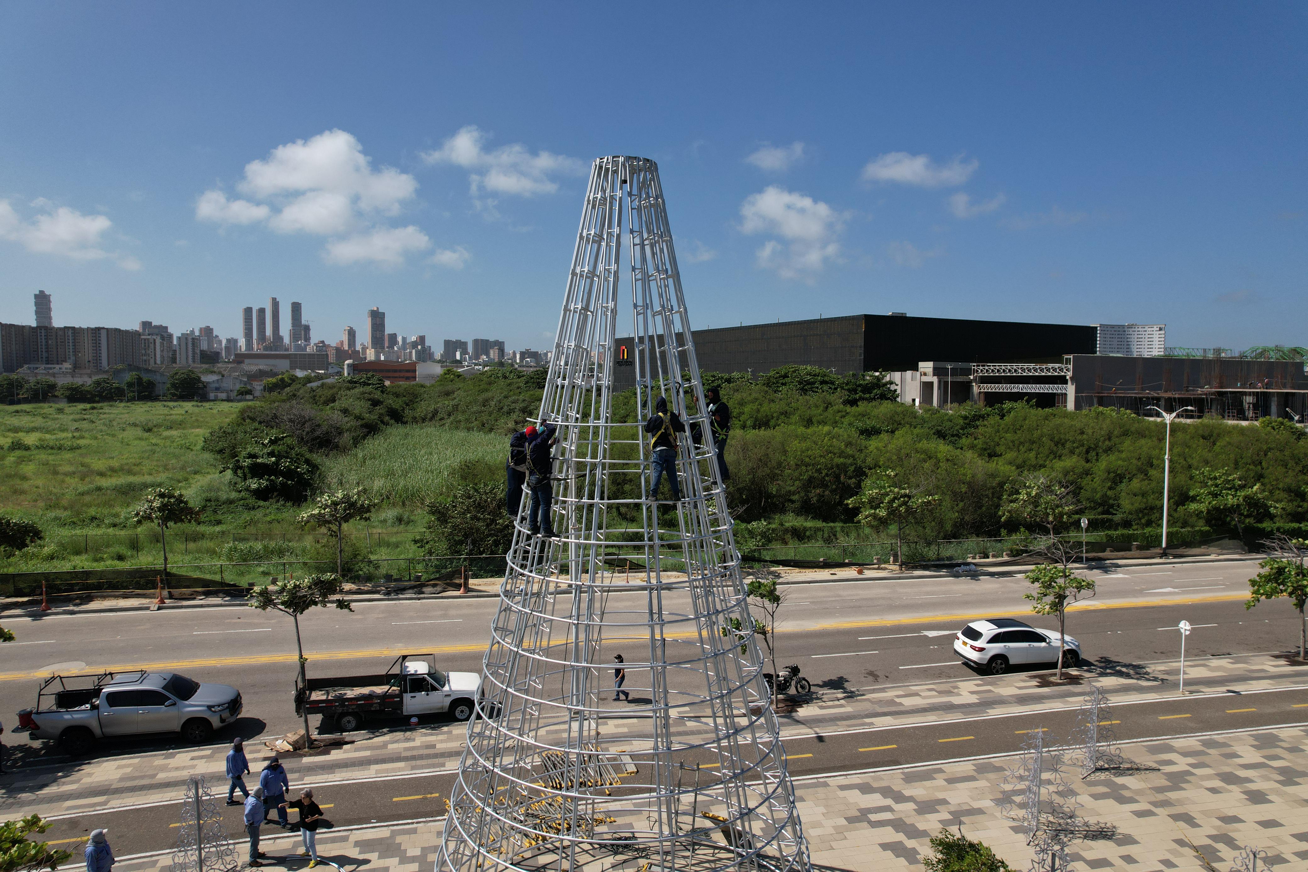 Avanza el alumbrado navideño en el Gran Malecón.