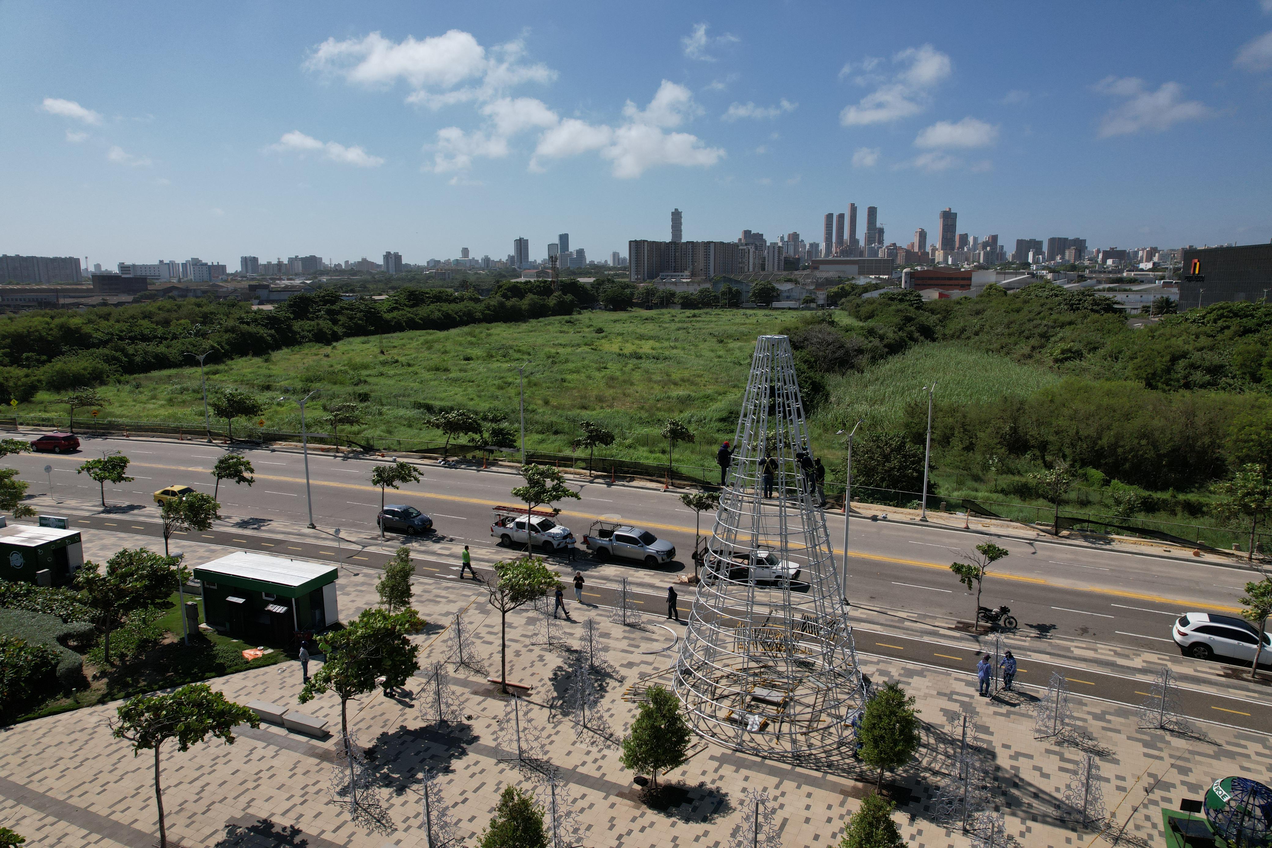 Avanza el alumbrado navideño en el Gran Malecón.