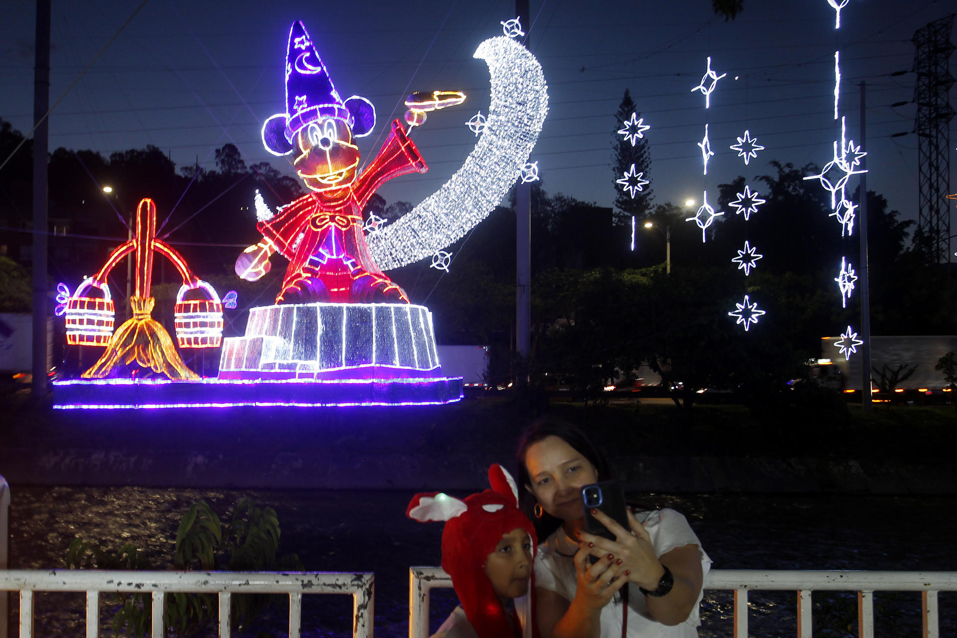 Diferentes personajes en el alumbrado navideño en Medellín.