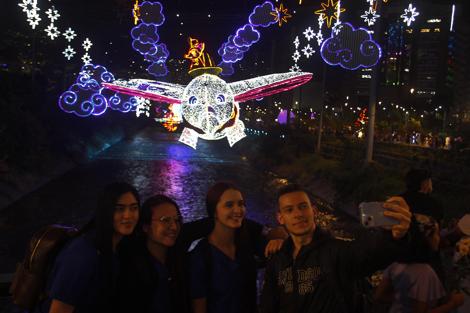 Diferentes personajes en el alumbrado navideño en Medellín.