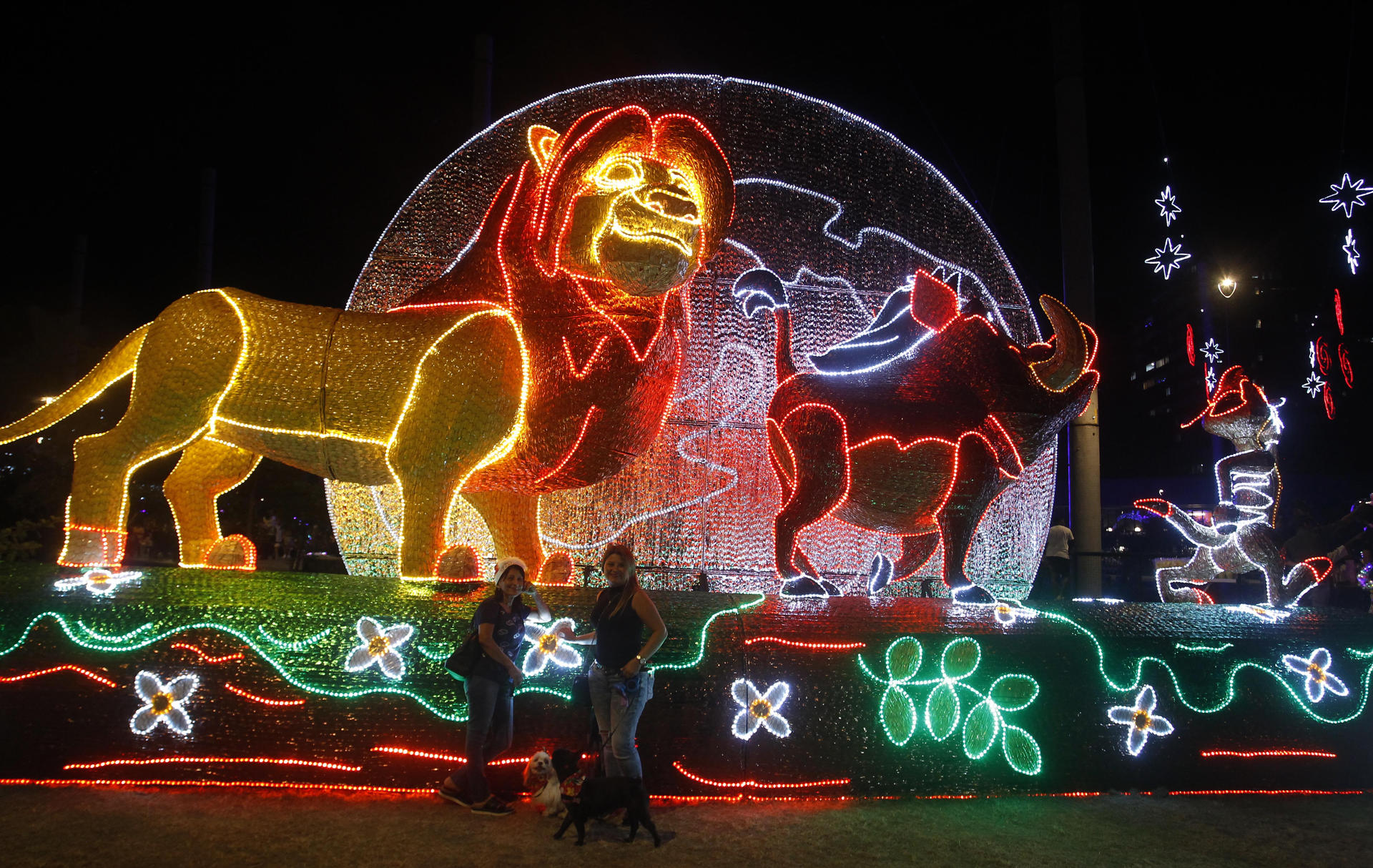 Diferentes personajes en el alumbrado navideño en Medellín.