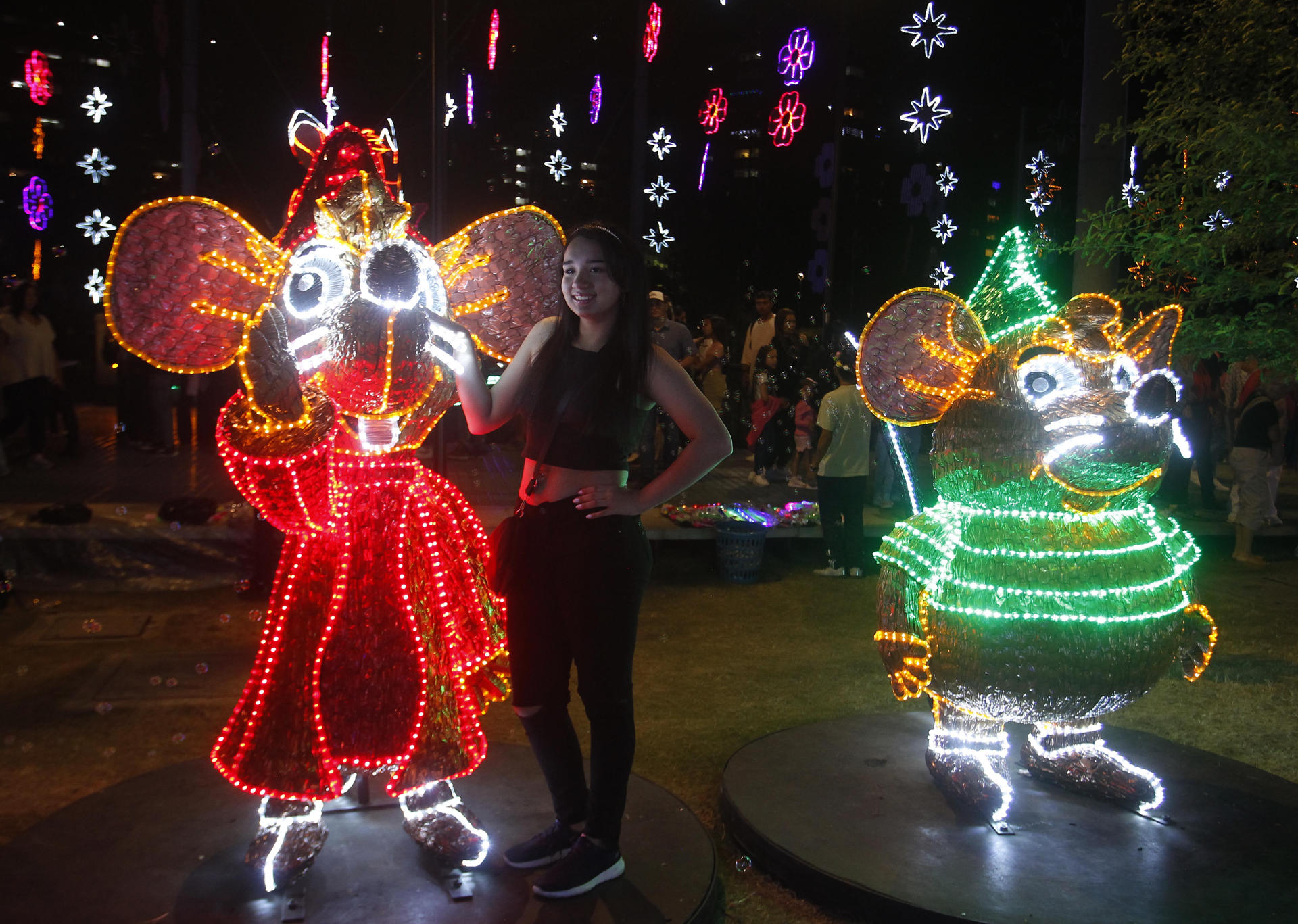 Diferentes personajes en el alumbrado navideño en Medellín.