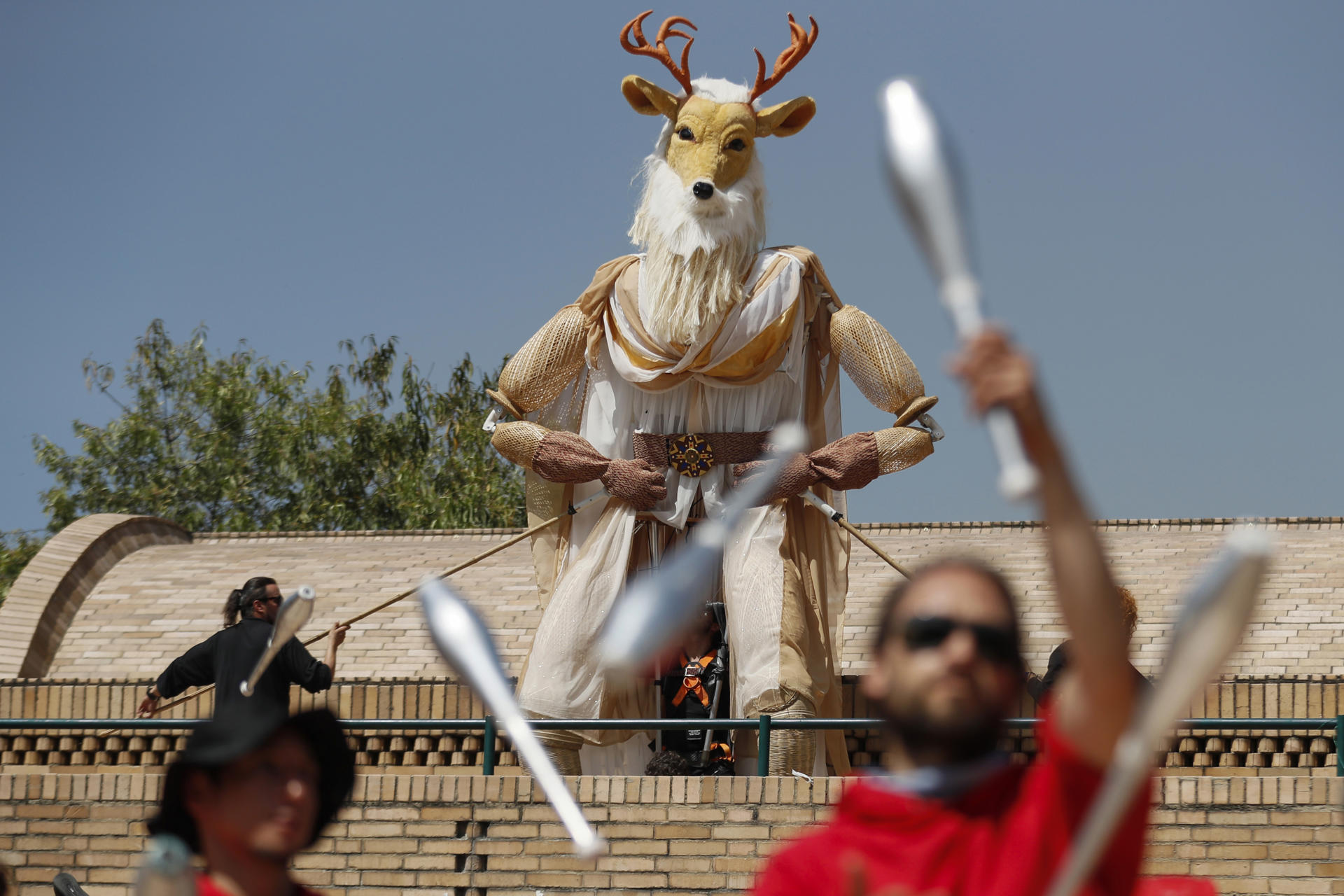  Artistas acompañados de la agrupación musical Burning Caravan realizan un ensayo de la obra