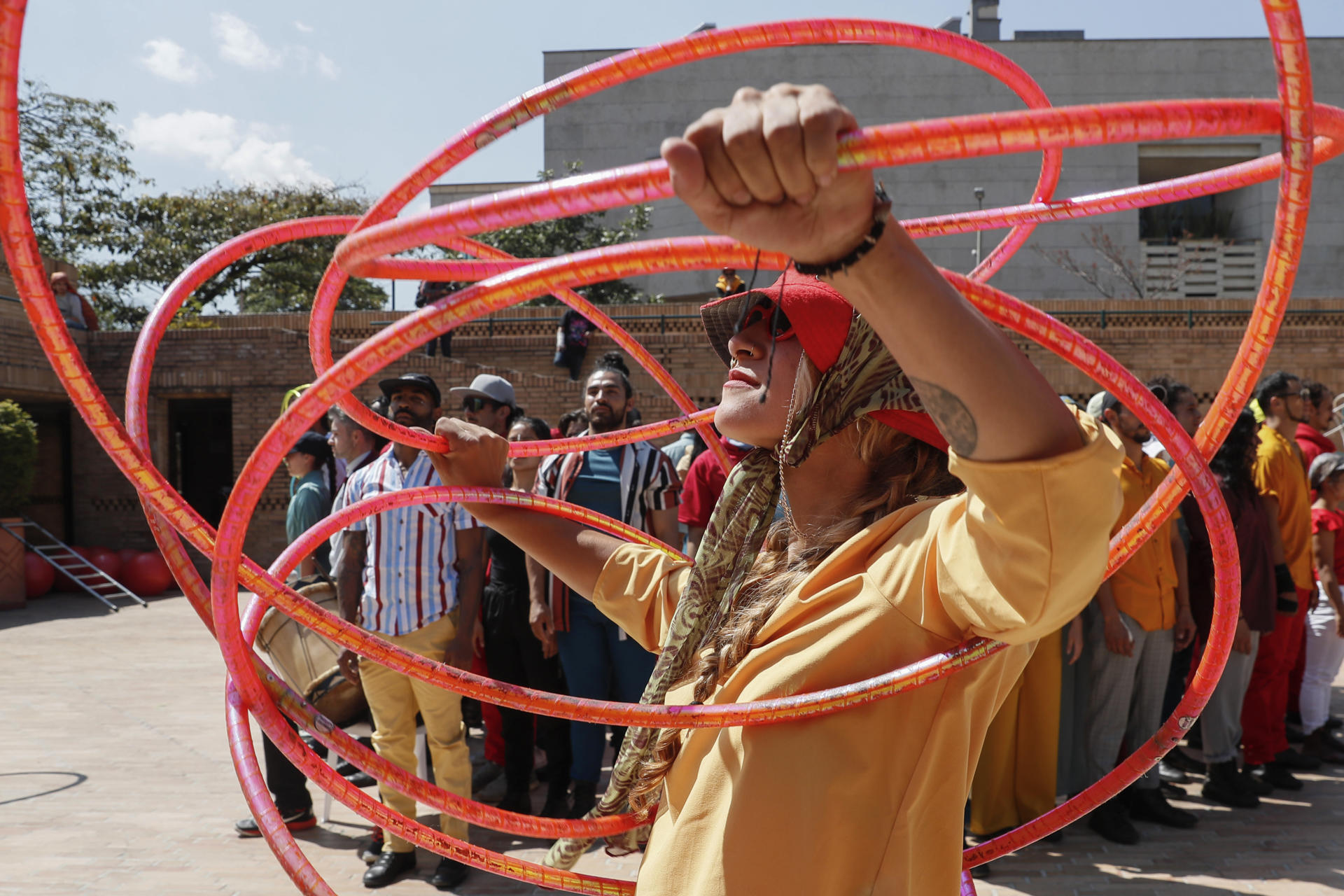  Artistas acompañados de la agrupación musical Burning Caravan realizan un ensayo de la obra