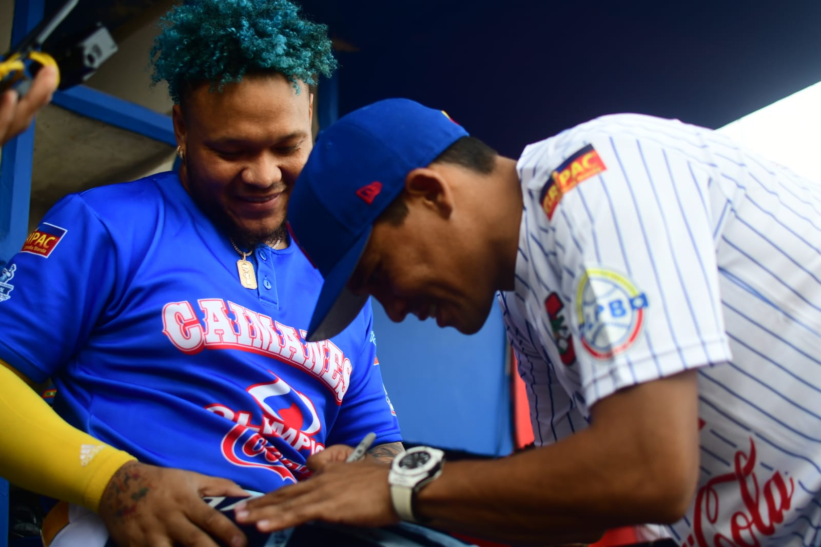 Harold Ramírez recibiendo la firma de Carlos Bacca.