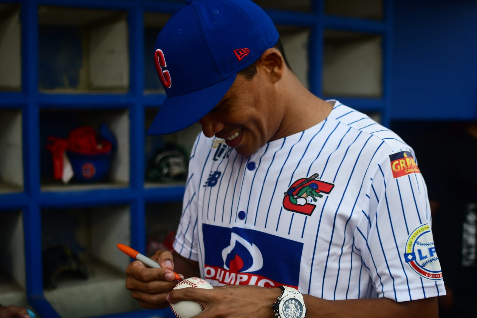 Carlos Bacca firmando una bola del juego.